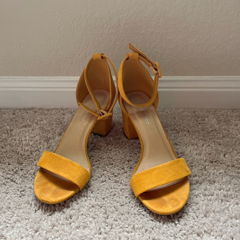 Mustard Dressy Buckle Block Heel | SIZE 8.5